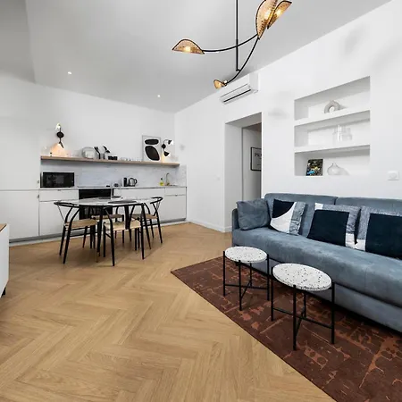 Newly Renovated With Balcony, Ac, Fiber Internet アパート