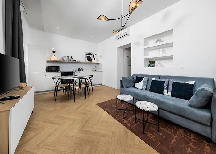 Newly Renovated With Balcony, Ac, Fiber Internet Apartamento